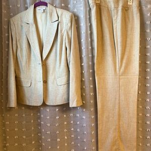 Dressbarn Women’s suit set cream